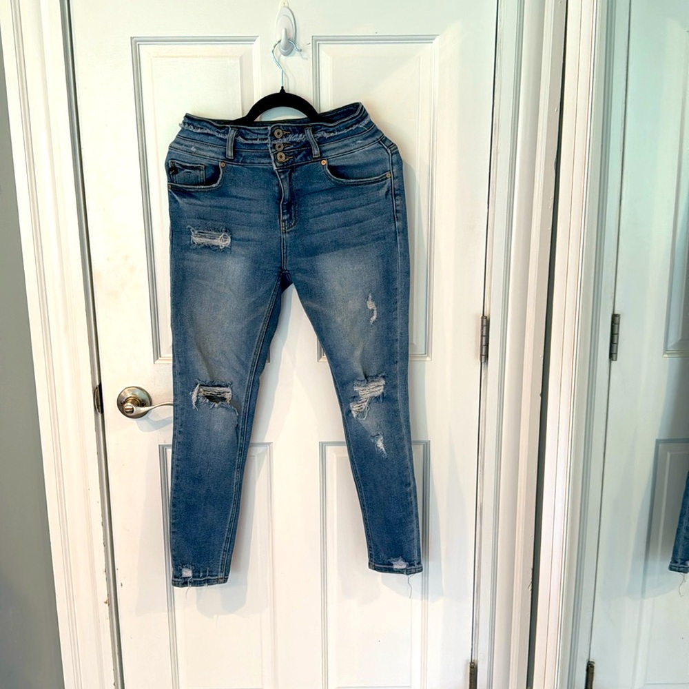 Kancan Curvy Women’s Distressed Jeans. Size 27